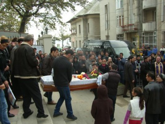 Andreea Roşu, tânăra de 19 ani ucisă pe trecerea de pietoni, condusă pe ultimul drum